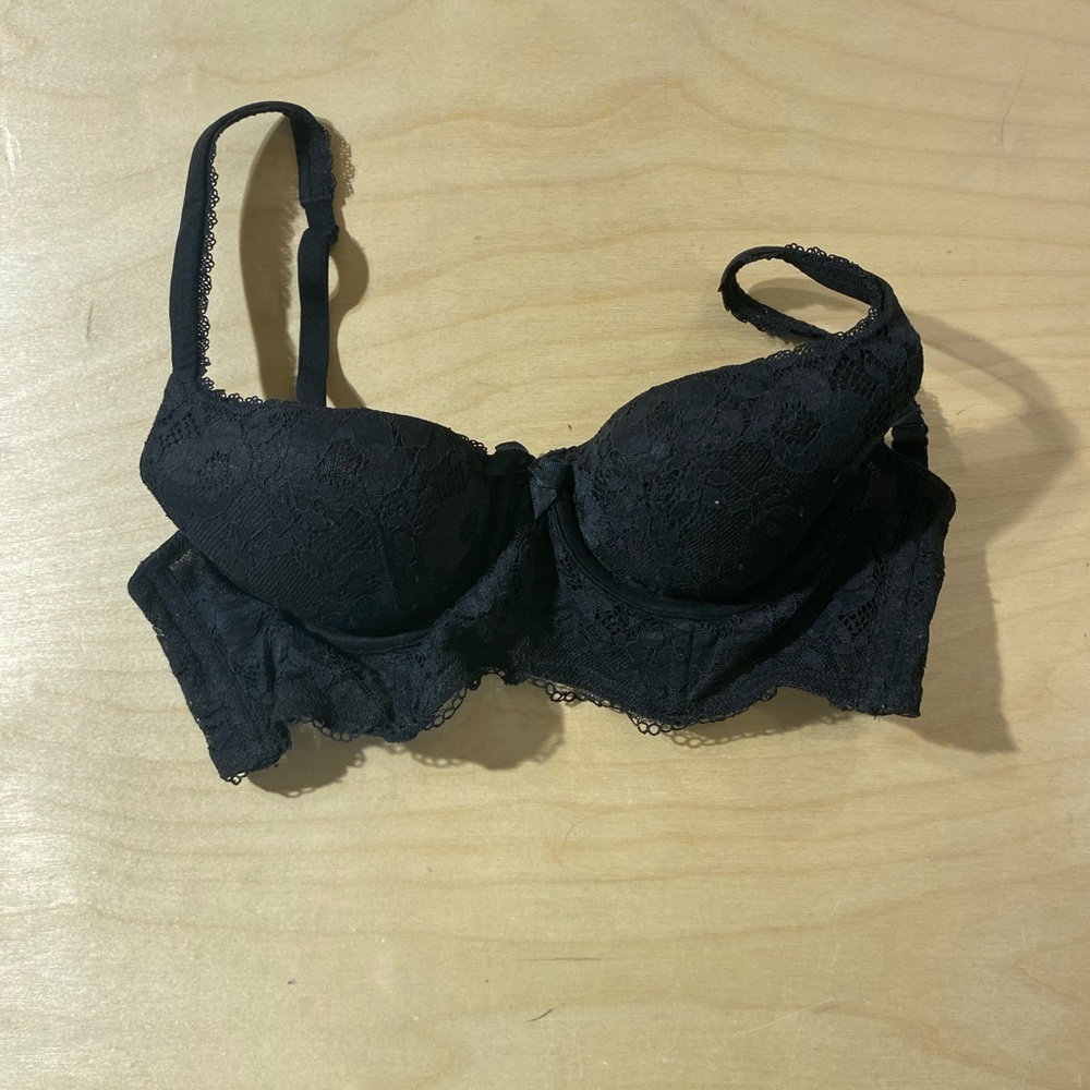 Victoria’s Secret Elegant Black Lace Underwire Bra 32 B (NA)